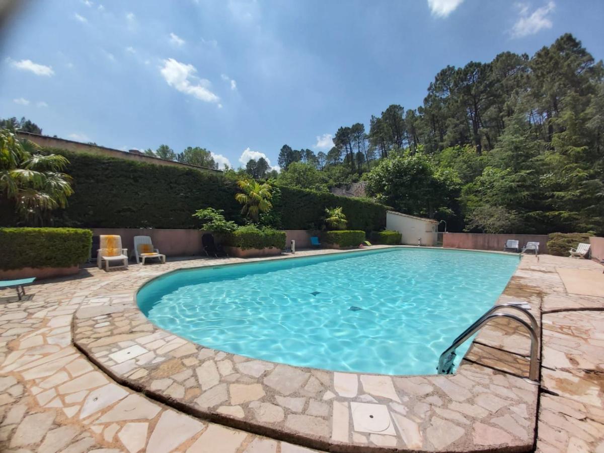 Eblouissant Appartement Au Calme D'Une Residence Avec Piscine Idealement Situe Au Pied Du Colorado Provencal Dans Le Prestigieux Luberon Rustrel Buitenkant foto