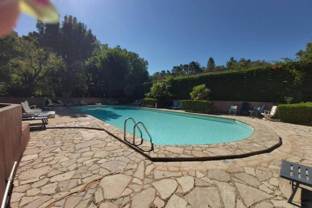 Eblouissant Appartement Au Calme D'Une Residence Avec Piscine Idealement Situe Au Pied Du Colorado Provencal Dans Le Prestigieux Luberon Rustrel Buitenkant foto