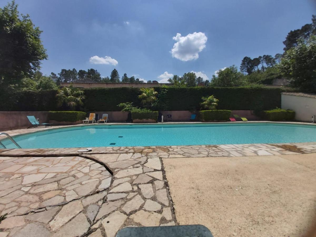 Eblouissant Appartement Au Calme D'Une Residence Avec Piscine Idealement Situe Au Pied Du Colorado Provencal Dans Le Prestigieux Luberon Rustrel Buitenkant foto