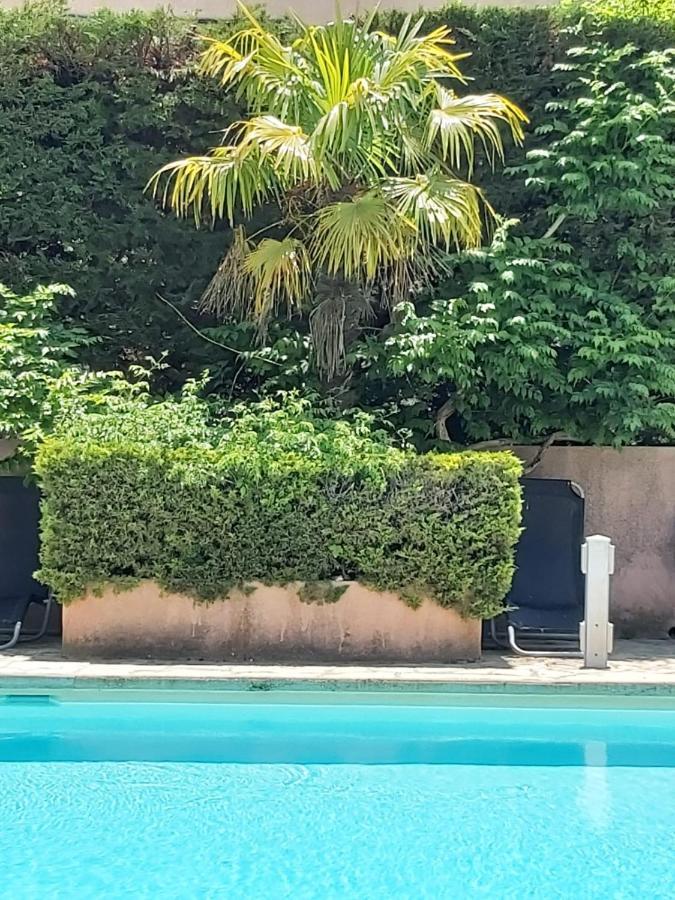 Eblouissant Appartement Au Calme D'Une Residence Avec Piscine Idealement Situe Au Pied Du Colorado Provencal Dans Le Prestigieux Luberon Rustrel Buitenkant foto