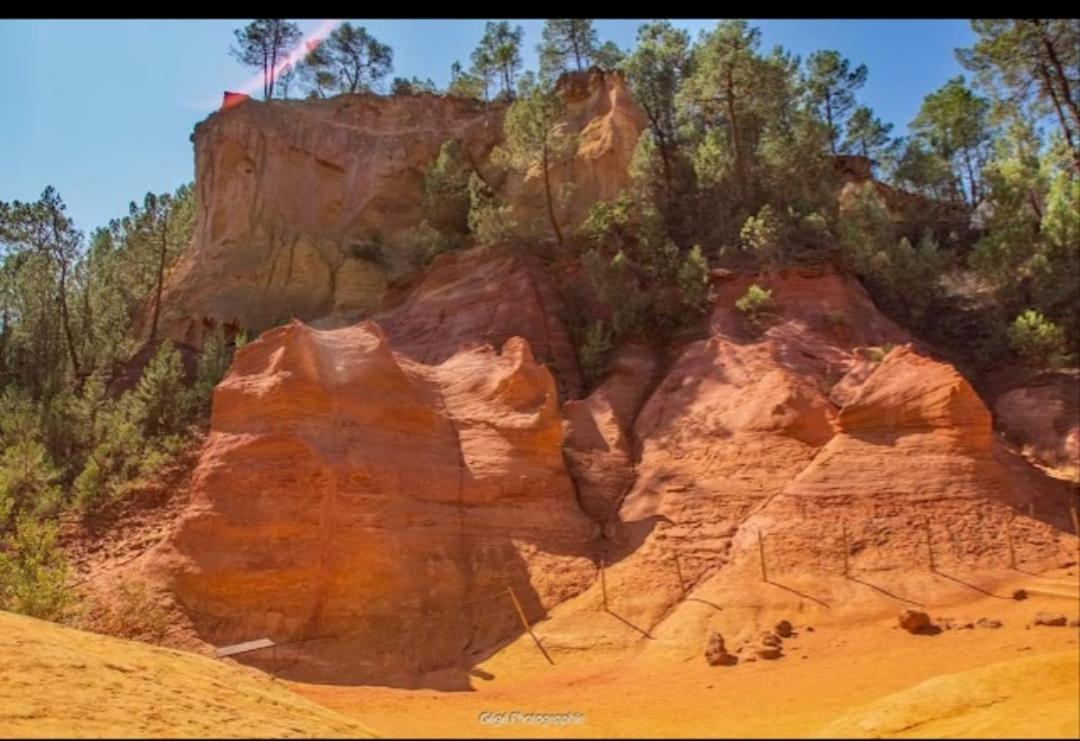 Eblouissant Appartement Au Calme D'Une Residence Avec Piscine Idealement Situe Au Pied Du Colorado Provencal Dans Le Prestigieux Luberon Rustrel Buitenkant foto